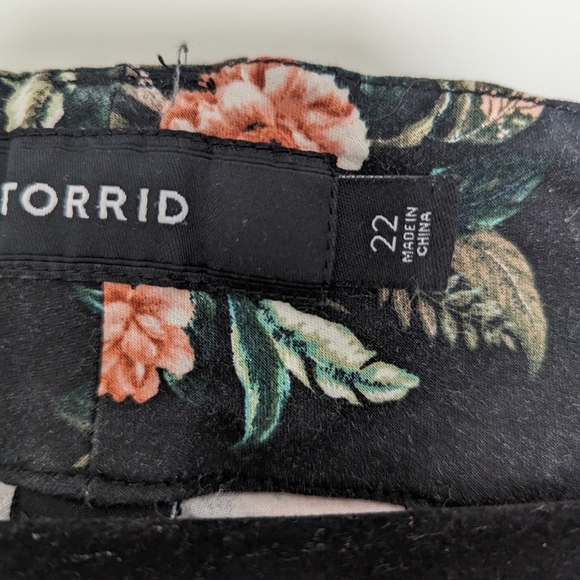 Torrid Floral Shorts Size 22 - Picture 4 of 5